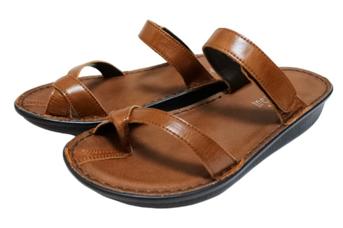 【インコルジェ8825 ブラウン】甲ストラップで、足元をしっかり安定させるトングサンダル